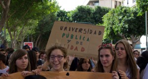 Estudiantes de secundaria y universitarios salen a la calle por la educación pública