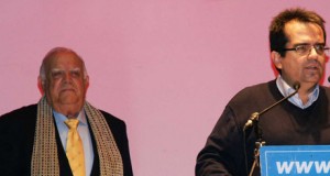 El actor Eduardo Fajardo recibe el cariño de los vecinos de Níjar