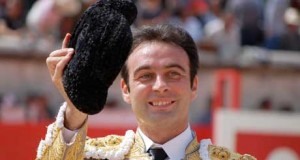 Enrique Ponce gana el Capote de Paseo de la Feria de Almería