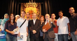 Alcalde y rector dan la bienvenida a los Erasmus en un acto en el Apolo