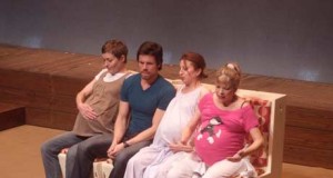 La comedia ‘Tres’ hizo reír al público durante hora y media en el Teatro de Roquetas