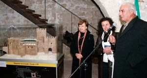 La Asociación de Amigos de la Alcazaba expone las fotos de castillos de Pako Manzano