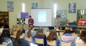 Alumnos del IES San Isidro reciben al escritor Fernando Martínez López