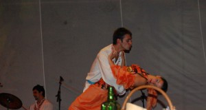 Más de un millar de personas asisten a la primera noche del festival de folclore de la capital
