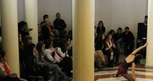 Adolescentes hacen de críticos de arte en la despedida de TRAMA