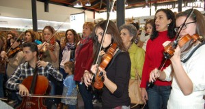 La OCAL toma el Mercado Central en una actuación inesperada