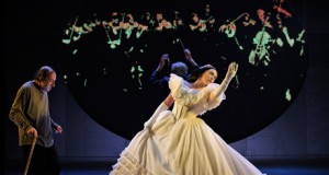 Els Joglars viajan en el tiempo desde Roquetas con su ‘2036 Omena-G’