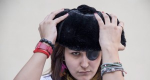 Alumnos de la Escuela de Arte posan 'a lo padilla' en una serie de fotos contra la censura