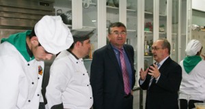 Tradición y modernidad en la muestra gastronómica del IES Almeraya