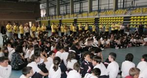Más de 200 escolares marcan un gol por la educación en la UAL