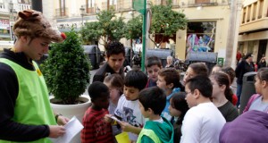Un centenar de niños participa en la primera Gymkana para impulsar el comercio del centro