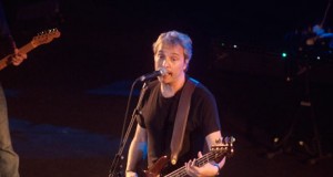 Hombres G, canas y la misma fuerza de siempre