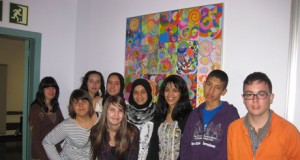 Alumnos del IES Murgi colaboran en la decoración del Hospital de Poniente