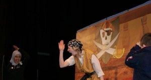 Una versión en inglés de la Isla del Tesoro retoma el teatro escolar en Vícar