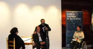 Música, poesía y emoción hicieron «sonreir en círculos» con el libro de Francisco Checa