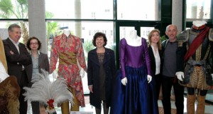Los trajes de la CNTC entran en la Biblioteca de la UAL