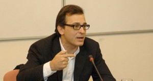 José María Ridao presenta en Almería sus reflexiones sobre el capitalismo