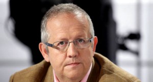 Juan José Téllez presenta en Almería un libro crítico contra la gestión nuclear de Palomares y las bases de la OTAN en Andalucía