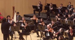 La Orquesta Filarmonía levantó en aplausos al público de Roquetas de Mar