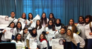 Un grupo de voluntarios reparten bolsas para la Gran Recogida de alimentos
