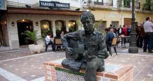John Lennon encuentra su sitio en la Plaza de las Flores