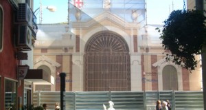 Una lona simula la portada del Mercado Central durante las obras