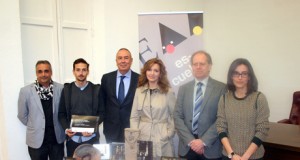 Regente premia los diseños de dos alumnos de la Escuela de Arte