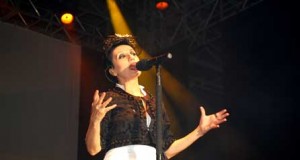 Luz Casal arrastra a dos mil incondicionales en el primer gran concierto de la Feria 2011