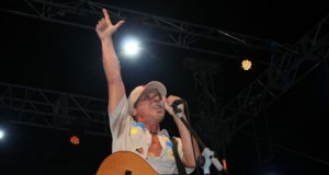 Manu Chao sigue siendo un rey sobre el escenario