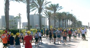 Casi 1.000 personas se apuntaron a la marcha nórdica por Almería