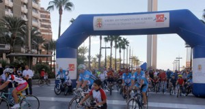 Cerca de un millar de almerienses pedalean contra el hambre