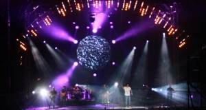 Melendi cierra la Feria de Almería coreado por sus incondicionales
