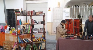 Un rastrillo de antigüedades llega a las calles de Níjar dos domingos al mes