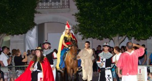 Los moros y cristianos ‘luchan’ por la Plaza Vieja