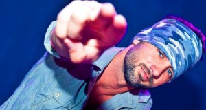 El cementerio de Roquetas cambia su paz por la música electrónica de Mr. Danny