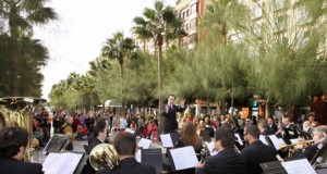 La música navideña atrae a cientos de almerienses a La Rambla