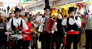 Un pasacalles por la Rambla despide el Festival de Teatro Infantil de Almería