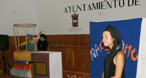 Nagumomo pone en escena ‘Libreando’ en la biblioteca de Puebla de Vícar