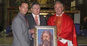 La Santa Cena recibe un cuadro de su cristo hecho por un Nico Morales Bru