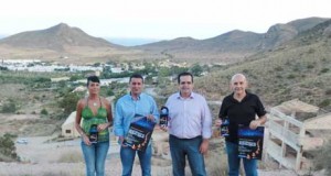 Rodalquilar, iluminado sólo con velas para no ensombrecer a las perseidas