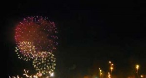 Miles de almerienses disfrutaron de la Noche de San Juan con fuego y baños nocturnos