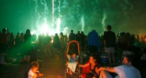 La costa almeriense se prepara para pasar la noche junto al fuego de San Juan