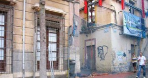 La lentitud de las obras de la capital afecta a los hosteleros de Plaza de la Constitución