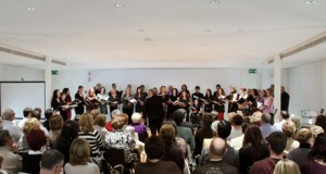 El coro de la OCAL dio nuevos aires al Museo de la Ciudad