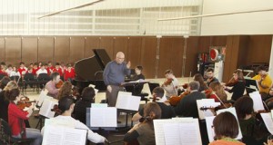 Un grupo de escolares disfrutan del ensayo abierto de la OCAL y Javier Perianes