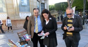 Las calles de cinco municipios aparecen llenas de libros
