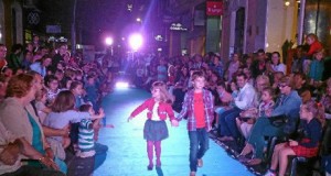 Una pasarela de moda abre las fiestas de Almerimar