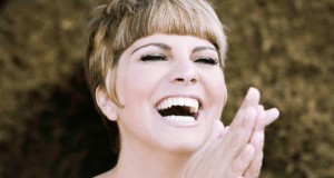 Pasión Vega pospone a octubre su concierto de Roquetas por la muerte de su madre