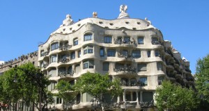 Gaudí llega a Vícar para mostrar el edificio de La Pedrera