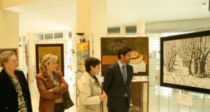 El Ejido apuesta por el arte local con una muestra en el Consistorio